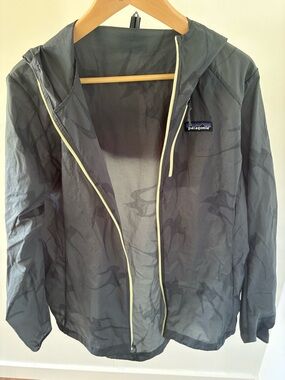 Patagonia Lightweight Hooded Jacket in Charcoal with Pale Yellow Zippers